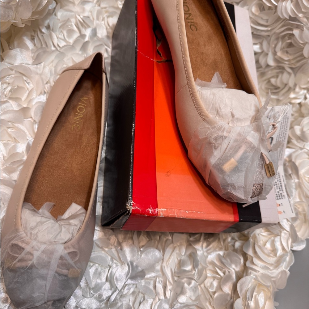 Vionic Cream Flats Classic Comfort